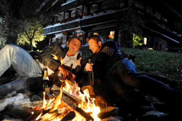Bild 1 von 1: Vereint im Liebeskummer. Die Brüder Martin (Hans Sigl, l.) und Hans (Heiko Ruprecht, r.) sprechen am Lagerfeuer über ihre Beziehungen.
