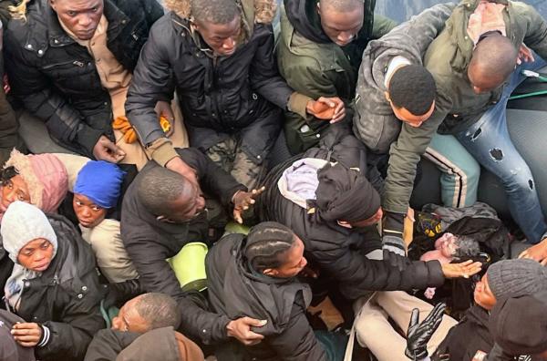 Bild 1 von 1: Im Januar 2025 kam auf einem Schlauchboot ein Baby zur Welt, das von einem spanischen Rettungshelfer fotografiert wurde.