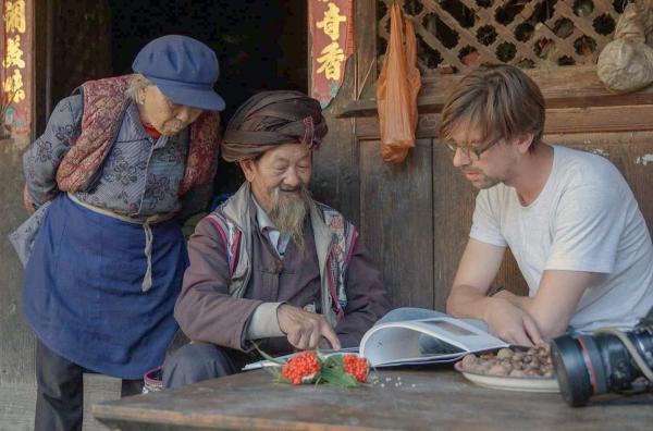 Bild 1 von 7: Der niederländische Fotograf Ruben Terlou (re.) trifft im letzten Teil seiner Reise zu den Ursprüngen des Yangtse auf einen Medizinmann (Mi.) und seine Frau (li.) vom Volksstamm der Miao, einer von vielen ethnischen Minderheiten in China.