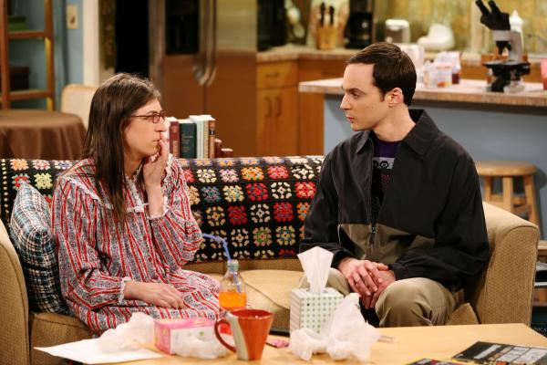 Bild 1 von 13: Selbst als Amy (Mayim Bialik, l.) bereits wieder gesund ist, spielt sie weiterhin die Kranke, um Berührungen von Sheldon (Jim Parsons, r.) zu erhalten. Doch Sheldon entdeckt bald den Betrug und erklärt, dass er sie bestrafen muss, damit so etwas nicht wieder vorkommt ...