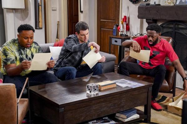 Bild 1 von 13: (v.l.n.r.) Marty Butler (Marcel Spears); Dave Johnson (Max Greenfield); Malcolm Butler (Sheaun McKinney)