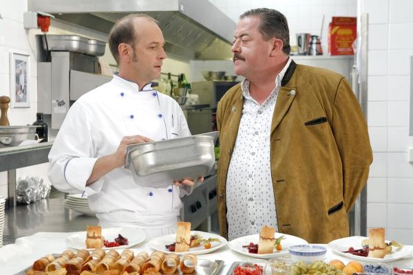 Bild 1 von 16: Im Bild: Hier fühlt sich Cop Korbinian Hofer (Joseph Hannesschläger, r.) in seinem Element und Koch Martin Nowak (Martin Ontrop) soll das Dessertrezept preisgeben, aber nicht nur in diesem Punkt gibt sich Nowak zugeknöpft.