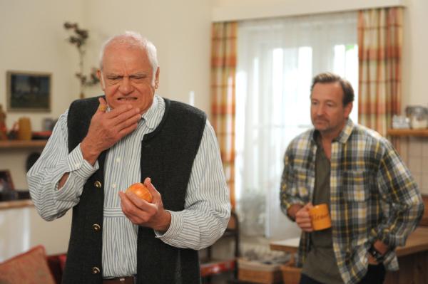 Bild 1 von 6: Joseph (Michael Vogtmann, links) beißt in einen Waxapfel, während Gregor (Holger Matthias Wilhelm, rechts) zuschaut.