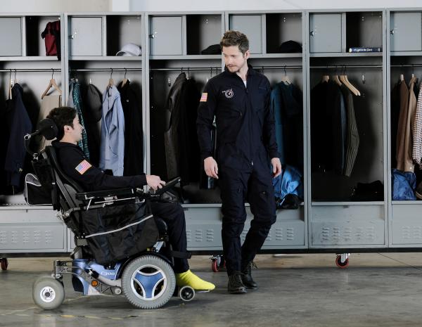 Bild 1 von 22: Finn Niver (Bridger Zadina, l.); Dr. Conrad Hawkins (Matt Czuchry, r.)