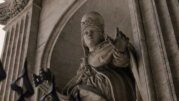 Bild 1 von 4: Diese Statue am Petersdom in Rom zeigt angeblich die Päpstin Johanna.