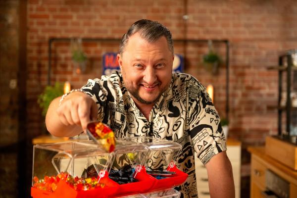 Bild 1 von 6: Produktentwickler Sebastian Lege kennt Haribo schon seit seiner eigenen Kindheit. Er zeigt, was in den Süßigkeiten wirklich steckt.