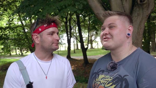 Bild 1 von 3: In Wismar verbringen Damian und sein Freund Lukas einen romantischen Tag im Zoo. Das frisch verliebte Paar genießt die gemeinsame Zeit in vollen Zügen.