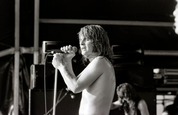 Bild 1 von 2: Ozzy Osbourne schrieb zunächst als Sänger der Hard Rock-Pioniere von Black Sabbath Musikgeschichte. Seine anschließende Solo-Karriere wurde immer wieder von seiner Drogensucht und tragischen Unfällen überschattet.