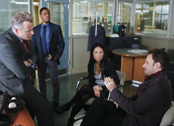 Bild 1 von 28: Gemeinsam ermitteln sie in einem neuen Mordfall: Sherlock Holmes (Jonny Lee Miller, r.), Joan Watson (Lucy Liu, 2.v.r.), Tobias Gregson (Aidan Quinn, l.) und Marcus Bell (Jon Michael Hill, 2.v.l.) ...