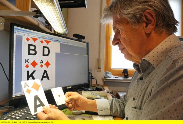 Bild 1 von 5: Peter Schroeder sieht wegen seiner Augenkrankheit immer weniger. Die XXL-Spielkarten hat er selbst gebastelt.