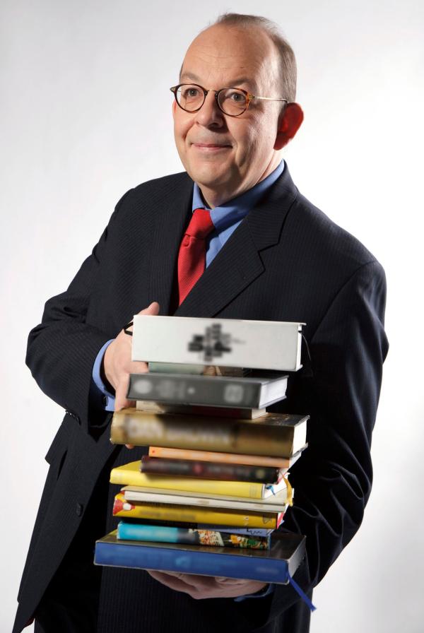 Bild 1 von 4: Einmal im Monat berichtet der Literaturkritiker Denis Scheck in seiner 30-minütigen Büchersendung über Neuerscheinungen und Bestsellerlisten, stellt Autoren vor und gibt den Zuschauern eine Orientierung im unübersichtlichen Büchermarkt. Und in jeder Sendung exklusiv: Denis Schecks messerscharfer Kommentar zur aktuellen \