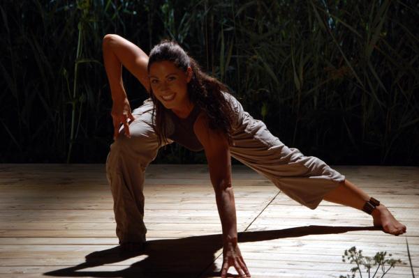 Bild 1 von 4: Mit den Dance Workouts wird der gesamte Körper von Kopf bis Fuß trainiert. Die acht Folgen haben unterschiedliche Schwierigkeitsstufen und verschiedene tänzerische Stilrichtungen: von der klassischen Dance-Aerobic über sexy Latino bis hin zu erdigen Afro-Kombinationen und hippen Funk-Moves.