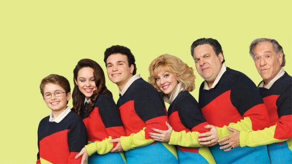 Bild 1 von 21: (v.li.): Sean Giambrone (Adam Goldberg), Hayley Orrantia (Erica Goldberg), Troy Gentile (Barry Goldberg), Wendi McLendon-Covey (Beverly Goldberg), Jeff Garlin (Murray Goldberg), George Segal (Albert 'Pops' Solomon)