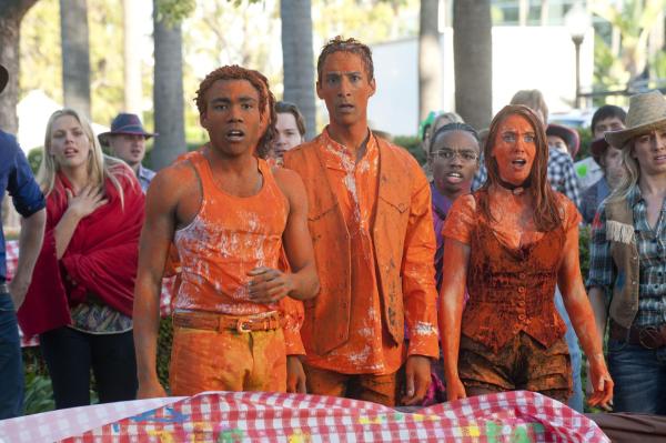 Bild 1 von 25: Die Situation scheint aussichtslos zu sein, doch dann tun sich die Studenten (v.l.n.r.: Donald Glover, Danny Pudi, Alison Brie) zusammen und entwerfen einen Plan zur Rettung ihrer Uni ...