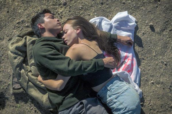 Bild 1 von 4: Emiliano (Juan Daniel García Treviño) und Mónica Aldama (Ester Expósito) könnten nicht unterschiedlicher sein, erkennen sich aber in ihrem Schmerz wieder.