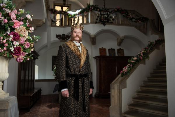 Bild 1 von 11: König Heinrich (Martin Pechlát) ist stolzer Gast auf der Hochzeit seiner Tochter.