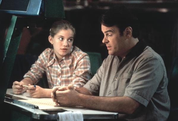 Bild 1 von 3: Beim Bowling führen Vada (Anna Chlumsky) und ihr Vater (Dan Aykroyd) eine schwierige Unterhaltung: Vada soll ihr Kinderzimmer für den Familiennachwuchs räumen.