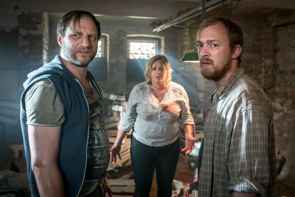 Bild 1 von 5: (v.l.n.r.) Marcel Schostak (Stephan Möller-Titel); Dagmar Schnee (Petra Kleinert); Florian Schostak (Tino Mewes)