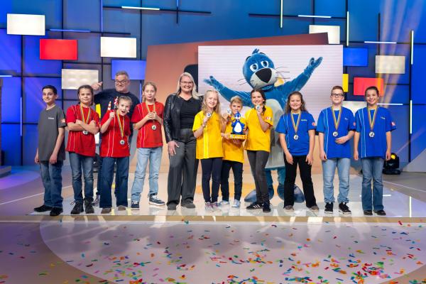 Bild 1 von 10: Die Rateteams haben heute viel über Bagger, Beton und Co. gelernt. Von links: Kamerakind Ulises, rotes Rateteam mit Elton, Studiogast Sandra Hasenauer, gelbes Rateteam, Piet Flosse und blaues Rateteam