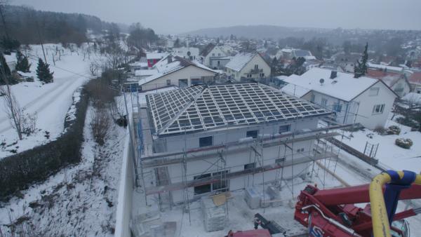 Bild 1 von 2: Selbst unter den widrigsten Wetterbedingungen ist der Aufbau der Hauselemente möglich.