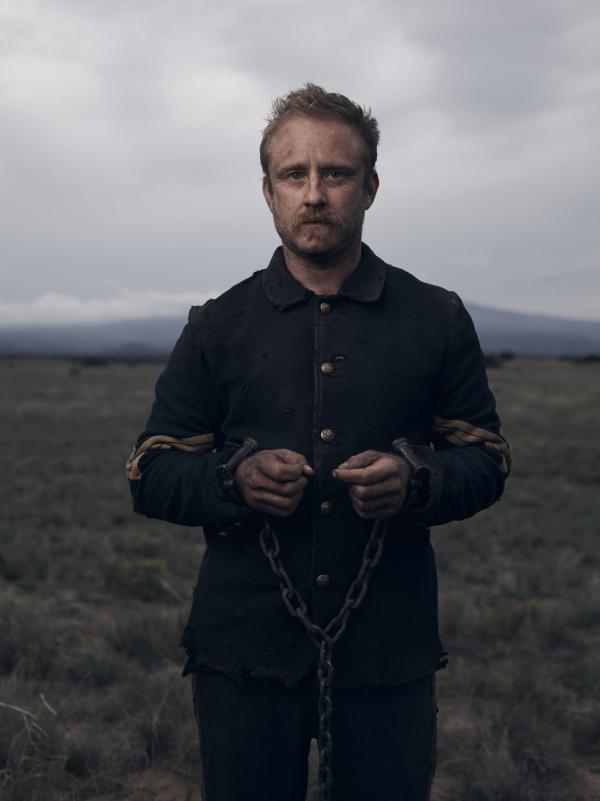 Bild 1 von 8: Philip Wills (Ben Foster) soll als Gefangener zu seiner Gerichtsverhandlung transportiert werden.