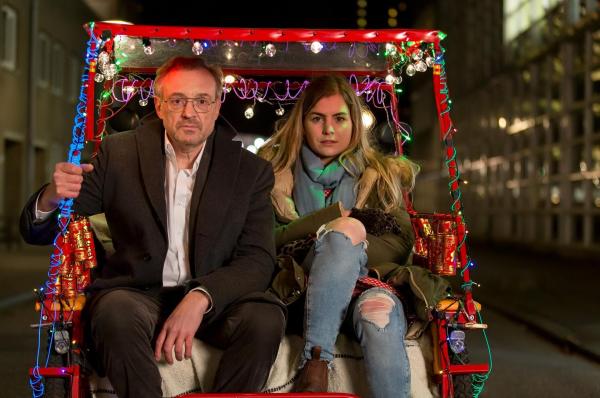 Bild 1 von 18: Im Bild: Josef Hader (Arthur), Hannah Hoekstra (Claire).