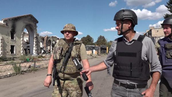 Bild 1 von 5: An der Frontlinie spricht Steffen Schwarzkopf mit einem ukrainischen Soldaten über die Lage im Kriegsgebiet - die Spuren der Gefechte sind überall sichtbar.