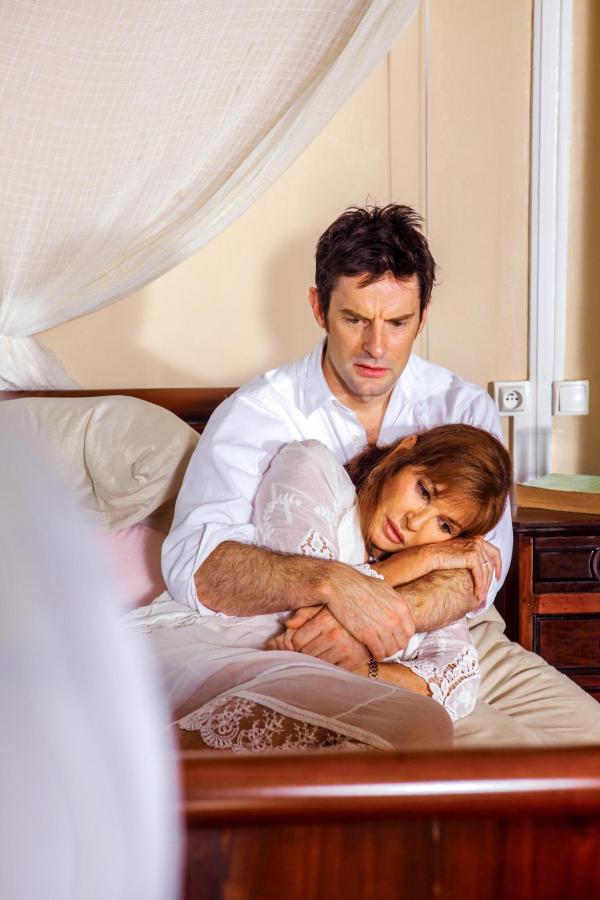 Bild 1 von 6: Im Bild: Tom Ward (Alex Seymour), Stephanie Beacham (Nicole Seymour).