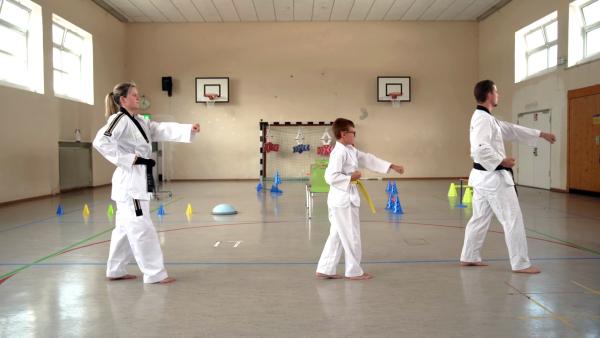Bild 1 von 7: Der 9-jährige Taylan (M.) prankt seinen Trainer Nils (r.) beim Taekwondo mit Hilfe der Ehrlich Brothers.