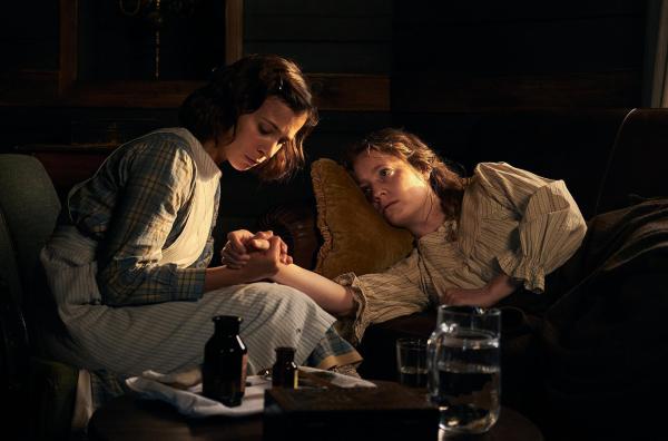 Bild 1 von 15: Im Bild: Aylin Tezel (Delphine), Leonie Benesch (Eva).