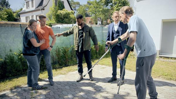 Bild 1 von 13: Ben Handke (3.v.l.); Ingo Lenßen (4.v.l.)