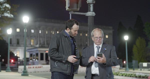 Bild 1 von 4: Der Filmemacher Brandon Kramer (links) mit Yehuda Beinin in Washington.