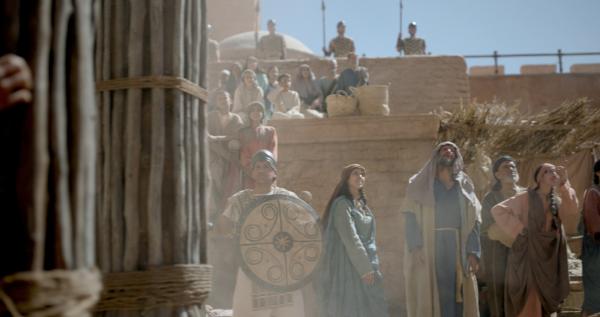 Bild 1 von 15: Das Trojanisches Pferd wird durch die Stadtmauern Trojas gezogen.