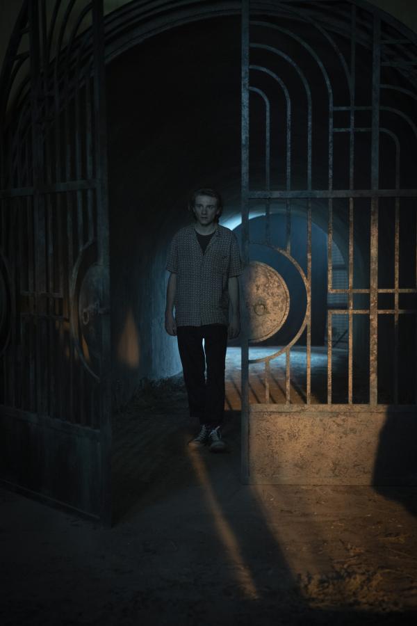 Bild 1 von 7: Chester (Henry Strand) betritt den Crazy Fun Park.