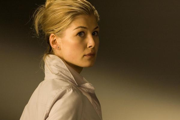 Bild 1 von 13: Samantha Grimm (Rosamund Pike) arbeitet in einem Forschungslabor auf dem Mars, in dem es zu einem schweren Zwischenfall kommt ...