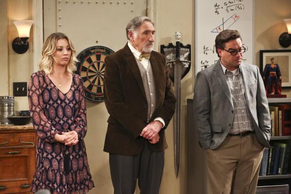 Bild 1 von 13: Penny (Kaley Cuoco, l.) und Leonard (Johnny Galecki, r.) freuen sich darauf, ihr Ehegelübde in Gegenwart von Freunden und der Familie zu erneuern. Deshalb laden sie neben Leonards Mutter Beverly auch seinen Vater Alfred (Judd Hirsch, M.) ein. Beverly gefällt das jedoch ganz und gar nicht ...