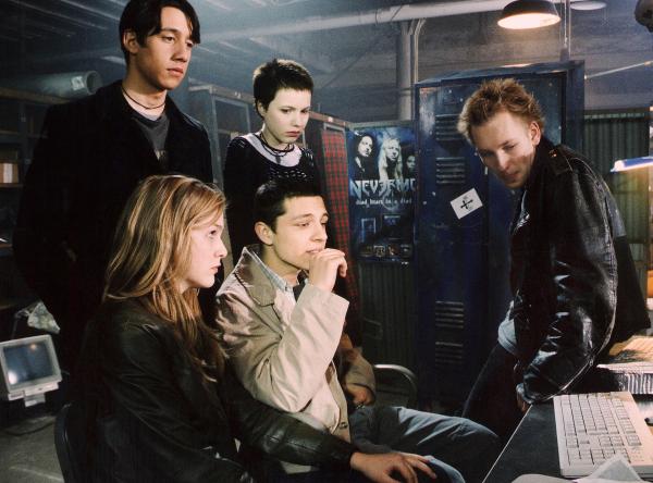 Bild 1 von 4: Die Clique ist in Sorge: Per Mail sind anonyme Drohungen eingetroffen. V.li.n.re.: Florian (Patrick Diemel), Hanna (Esther Seibt), Lisa (Anna Brüggemann), Marc (Toni Snetberger) und Tim (Christian Blümel).