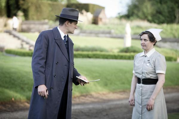 Bild 1 von 16: Im Bild: Tom Chambers (Inspector Sullivan), Helena Lymbery (Schwester Bridget Farrow).