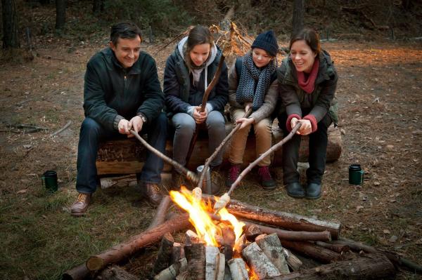 Bild 1 von 11: Im Bild: Roman (Harald Schrott), Lea (Stella Kunkat), Merle (Greta Bohacek) und Kathrin (Anneke Kim Sarnau) am Lagerfeuer.
