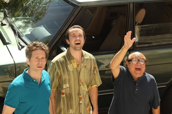 Bild 1 von 10: (v.l.n.r.) Dennis Reynolds (Glenn Howerton); Mac (Rob McElhenney); Frank Reynolds (Danny DeVito)