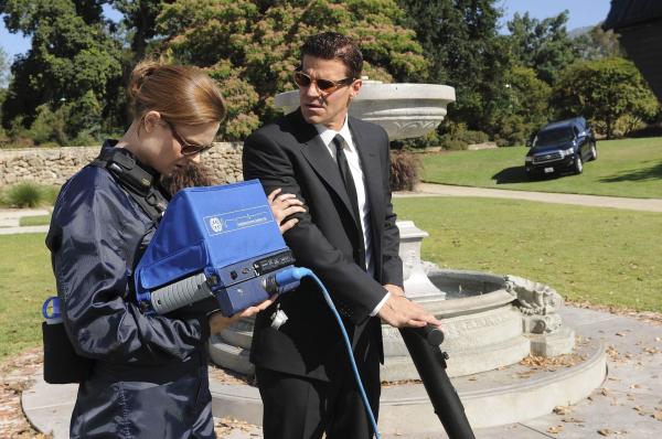Bild 1 von 8: Dr. Brennan (Emily Deschanel, l.); Booth (David Boreanaz, r.)