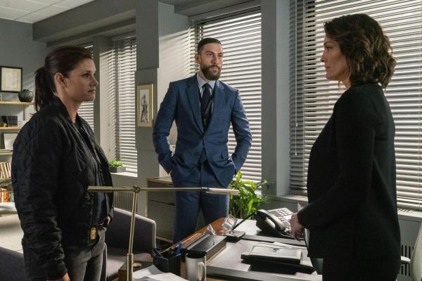 Bild 1 von 4: (v.l.n.r.) Special Agent Maggie Bell (Missy Peregrym); Special Agent Omar Adom 'OA' Zidan (Zeeko Zaki); Special Agent in Charge Isobel Castille (Alana De La Garza)