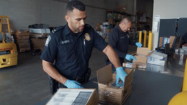 Bild 1 von 3: Tägliches Versteckspiel: Auch im Frachtbereich des Newark Liberty International Airport suchen die Zollbeamten nach geschmuggelten Drogen.
