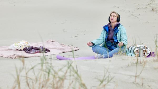 Bild 1 von 15: Die sonst sehr angespannte und lärmempfindliche Doris (Tanja Schleiff) genießt die Ruhe am Strand.