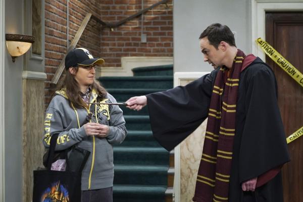 Bild 1 von 19: Zweiter Versuch: Gelingt es Amy (Mayim Bialik, l.) und Sheldon (Jim Parsons, r.) im Harry-Potter-Aufzug, endlich ungestört zärtlich miteinander zu werden?