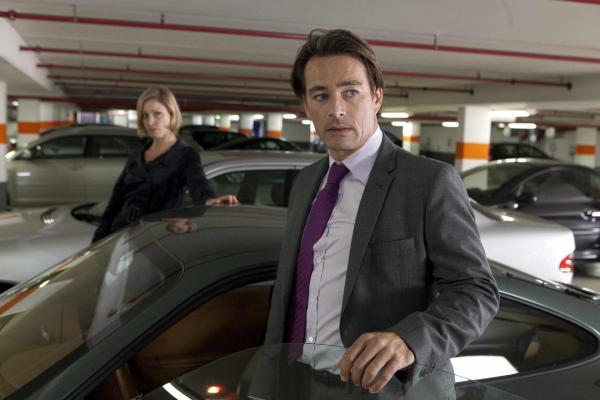 Bild 1 von 20: Der Anblick von Oliver (Jan Sosniok, r.) und Nina (Julia Stinshoff, l.), macht Danni etwas zu schaffen ...