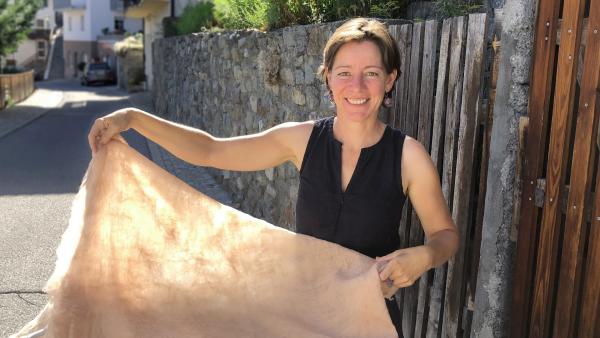 Bild 1 von 13: Die Kunstfilzerin Verena Wopfner muss ihre Filzstoffe immer wieder nässen und trocknen.