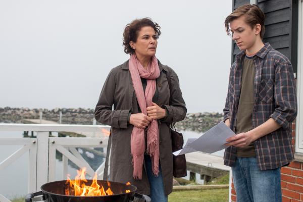 Bild 1 von 9: Hella Christensen (Barbara Auer) mit Sohn Sven (Nick J. Schuck), der seine Schulhefte verbrennt.