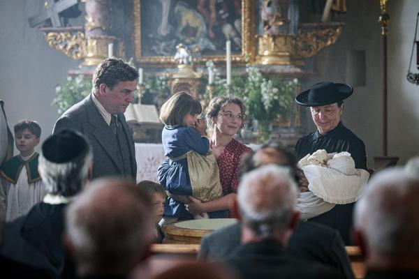 Bild 1 von 10: Im Bild: Sebastian Bezzel (Ludwig Allberger), Antonia Bill (Julie Stelzinger), Susi Stach (Anna Stelzinger).