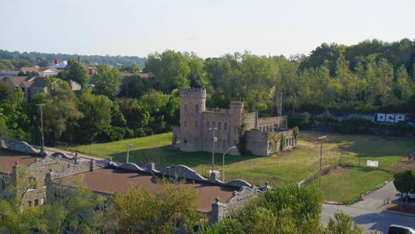 Bild 1 von 2: Dieses Schloss steht nicht in den schottischen Highlands, sondern im mittleren Westen der Vereinigten Staaten.